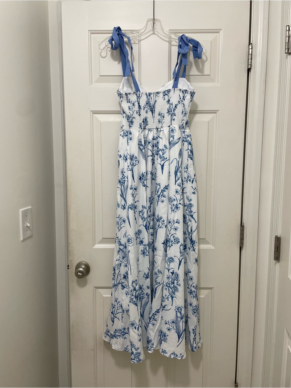 BLUE & WHITE FLORAL COTTAGECORE MAXI DRESS💙 - Picture 3 of 3